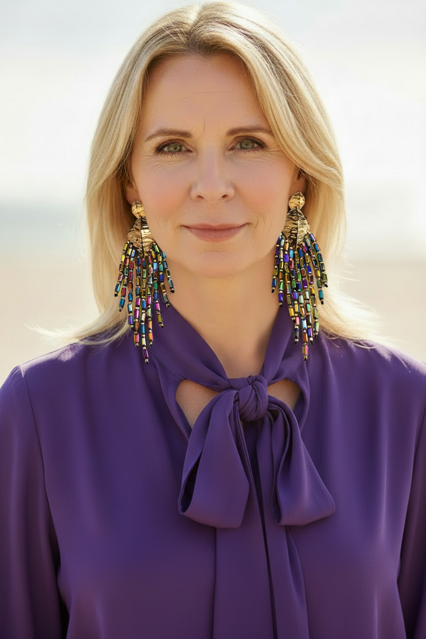 Modelo blusa morada + pendientes multicolor