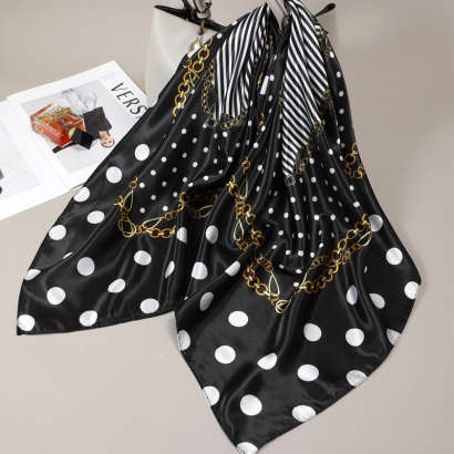 Foulard de satén negro con lunares blancos y cadenas doradas